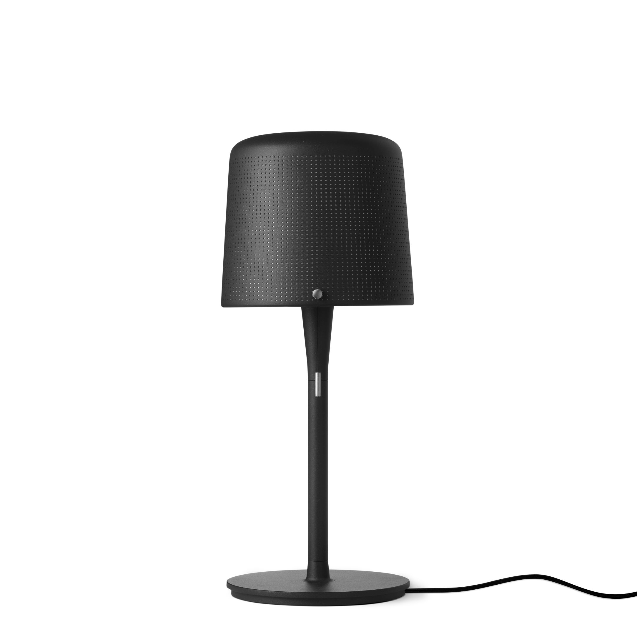 Schwarze Vipp Tischleuchte mit perforiertem Lampenschirm und minimalistischem Design für Wohnzimmer und Schlafzimmer.