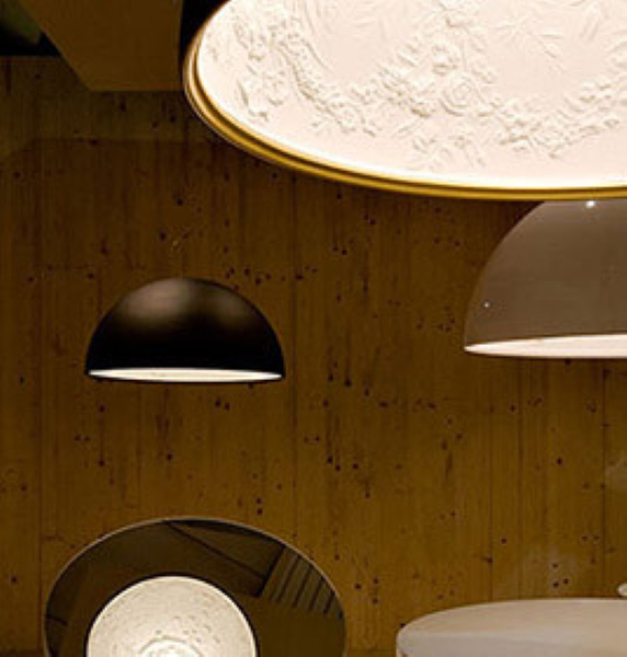 Detailaufnahme von Flos Skygarden Pendelleuchten mit floralem Dekor und halbrunden Lampenschirmen.