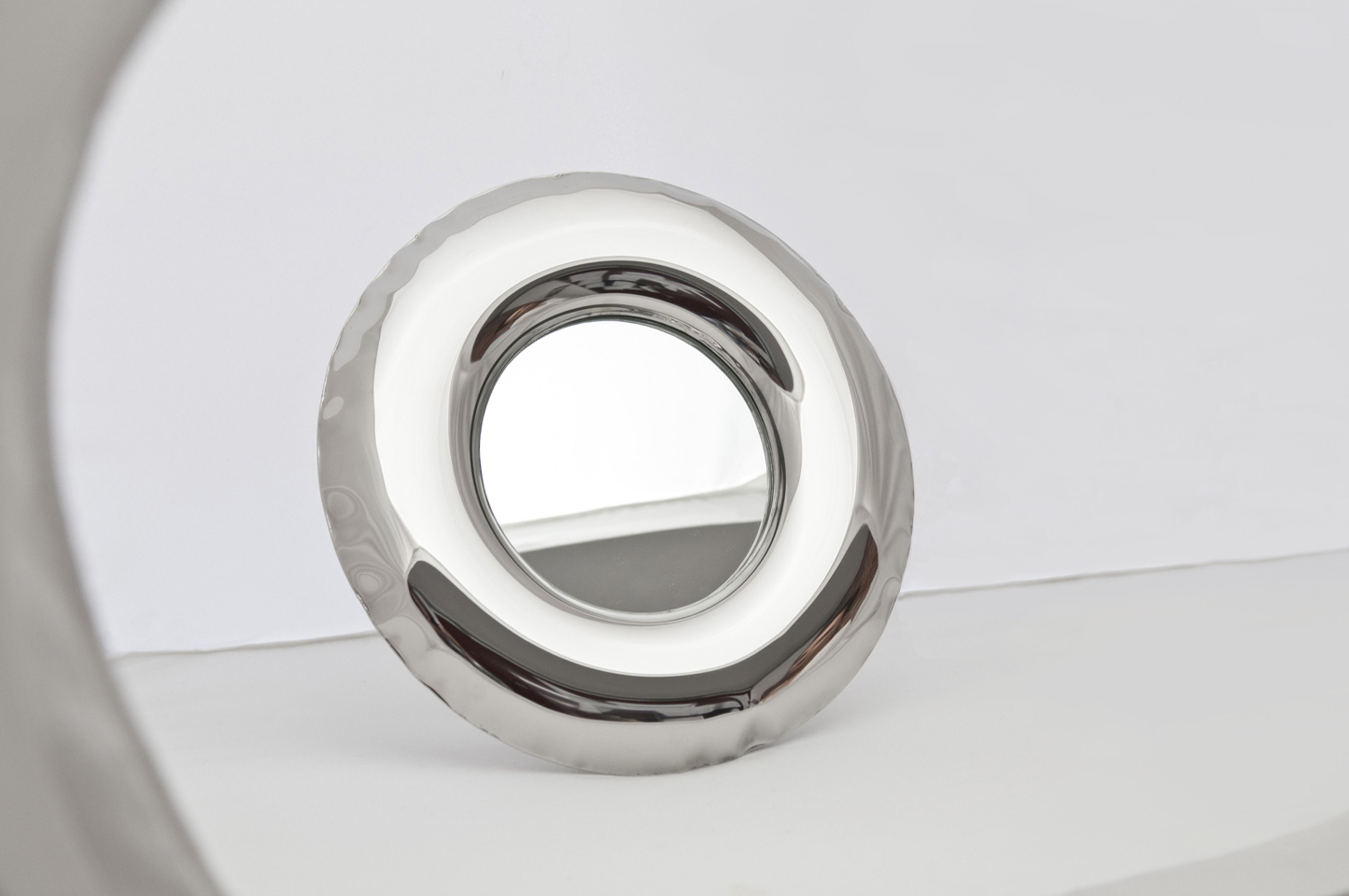 Rondel Spiegel aus Edelstahl von Zieta. Moderner Designspiegel für Wand oder Tisch.