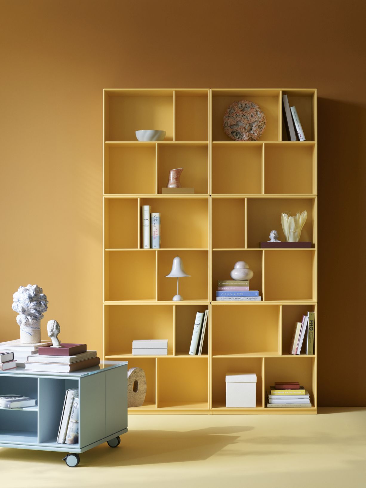 Gelbes Read Bücherregal von Flint Montana mit Büchern und Deko-Objekten.