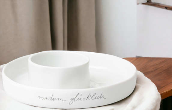 Weiße Keramikschale "Rundum Glücklich" mit mittigem Behälter, ideal als Dipschale oder für Snacks.