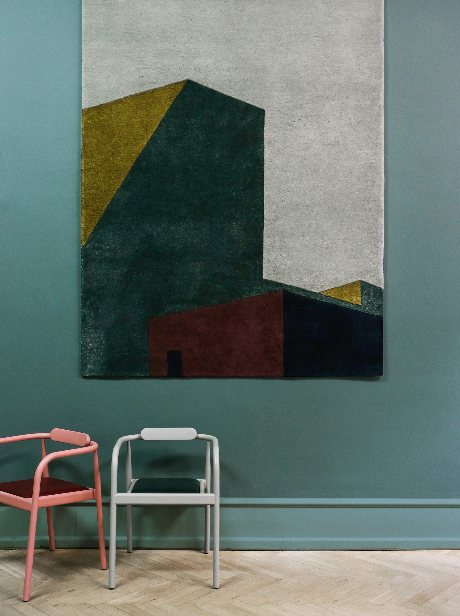 Arqui Teppich mit abstraktem Gebäude-Design in Grün-, Gold- und Rottönen, modernes Wohnaccessoire.