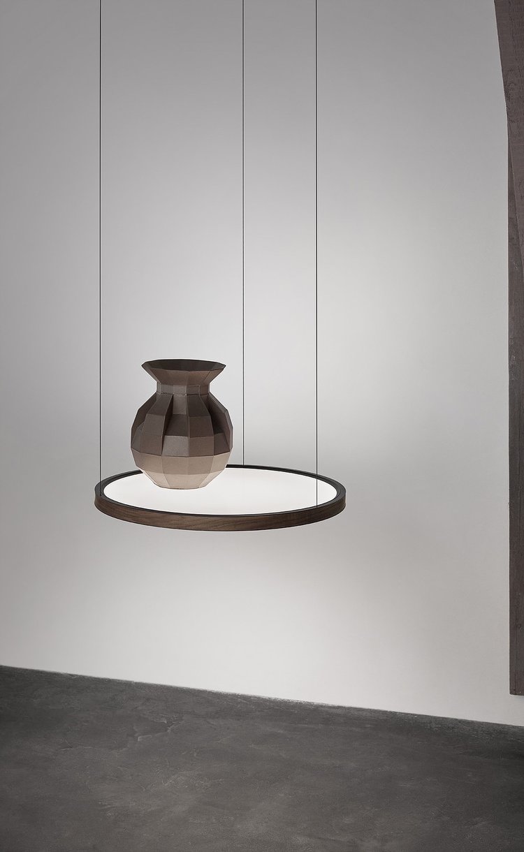 Japth Tray Pendant Pendelleuchte mit Vase auf runder, schwebender Ablage und filigranen Aufhängungsseilen.