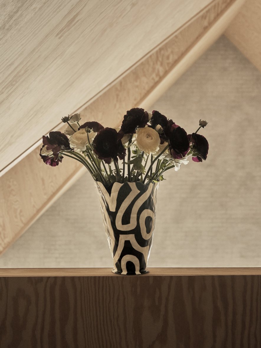 Jessica Hans Shadow Vase von Hay mit Blumen, abstrakte Muster, moderne Dekoration für Wohnzimmer.