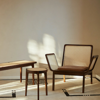 Le Roi Bank Eiche Dunkel Geräuchert von NORR11: Moderne Holzbank für Wohnzimmer und Essbereich.