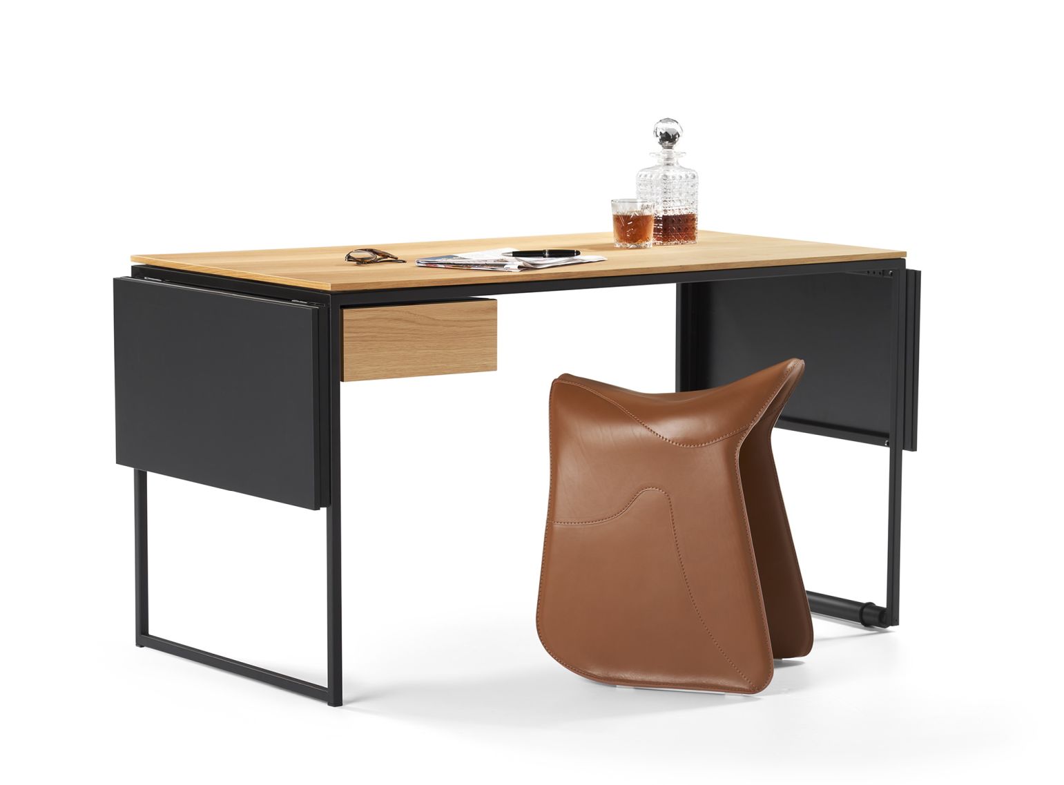 Macis Schreibtisch von Opinion Ciatti mit Eichenplatte, Schublade und schwarzem Metallgestell. Moderner Bürotisch.