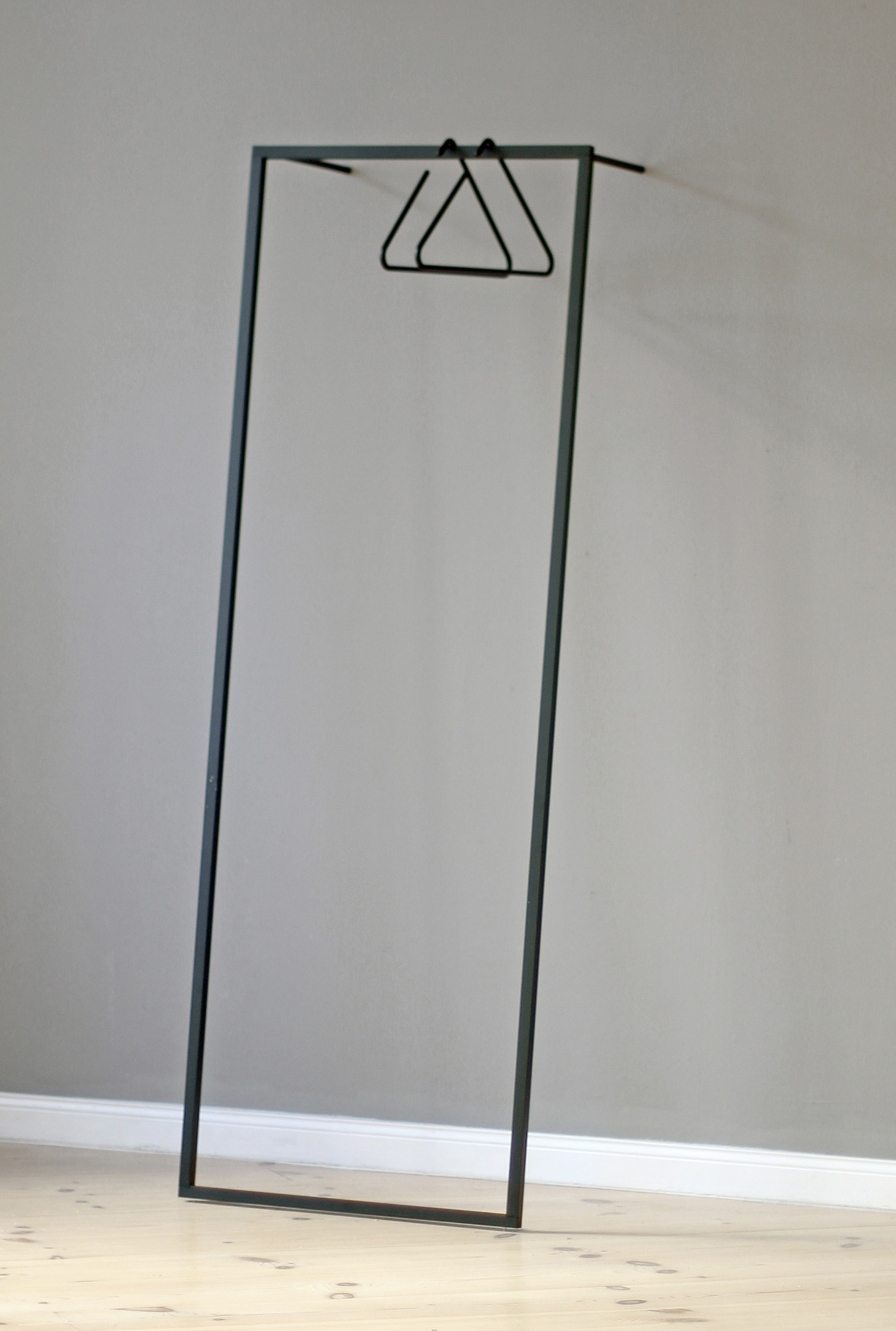 Schwarze Leano S Anlehngarderobe von Roomsafari, minimalistische Garderobe mit Kleiderbügel, modernes Design für Flur und Schlafzimmer.