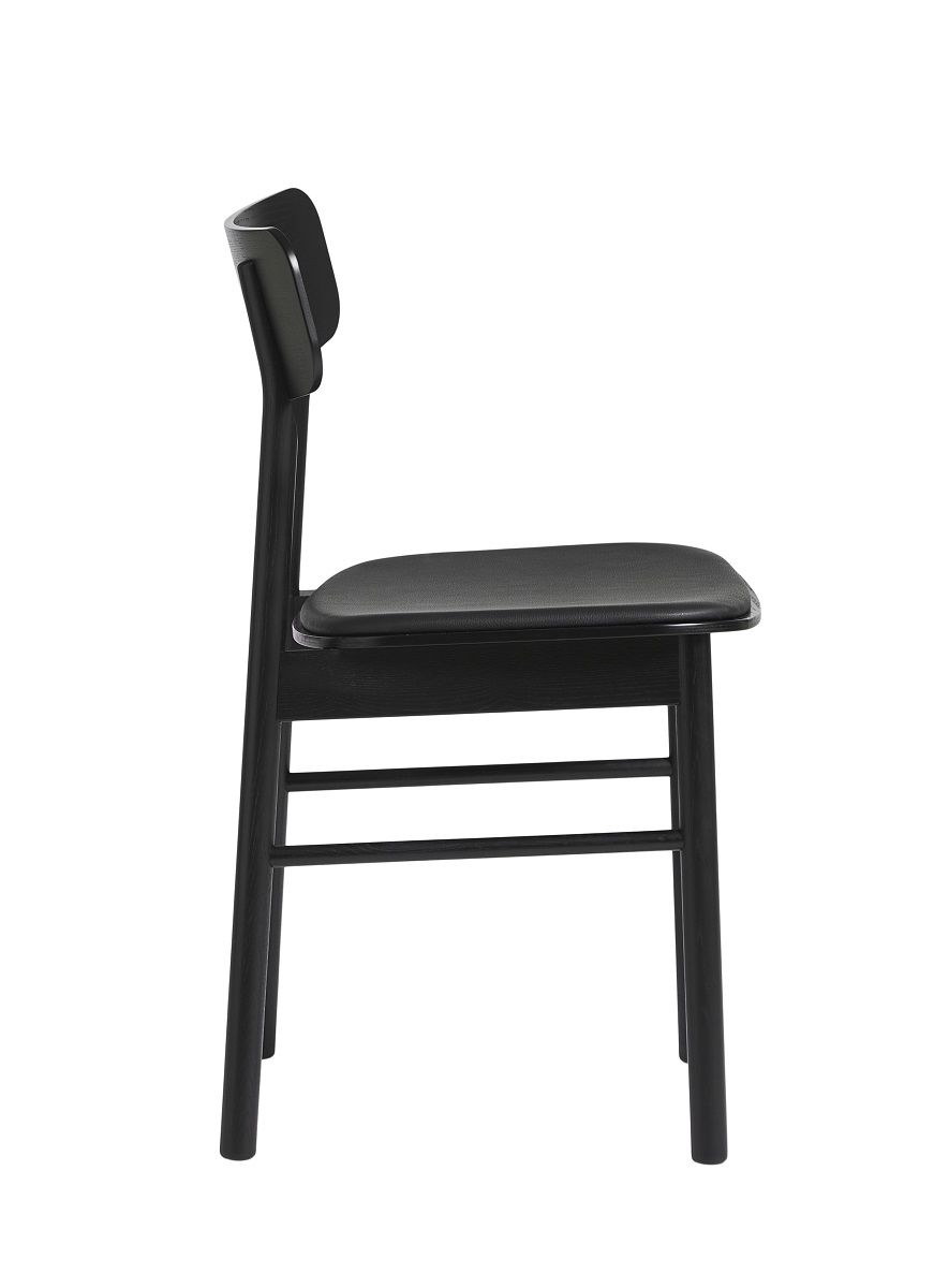 Soma Dining Chair von Woud, schwarzer Holzstuhl mit gepolstertem Sitz, Seitenansicht.