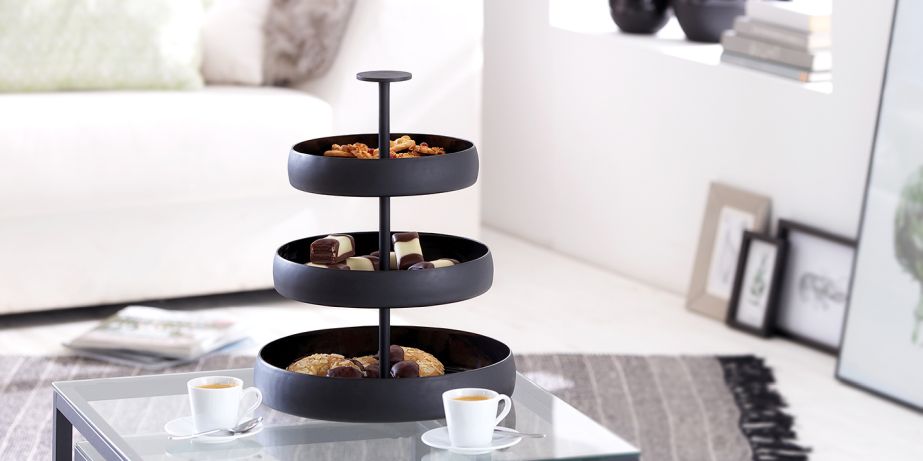 Negretto Etagere von Philippi, schwarze 3-stöckige Servierplatte mit Gebäck und zwei Tassen Kaffee.