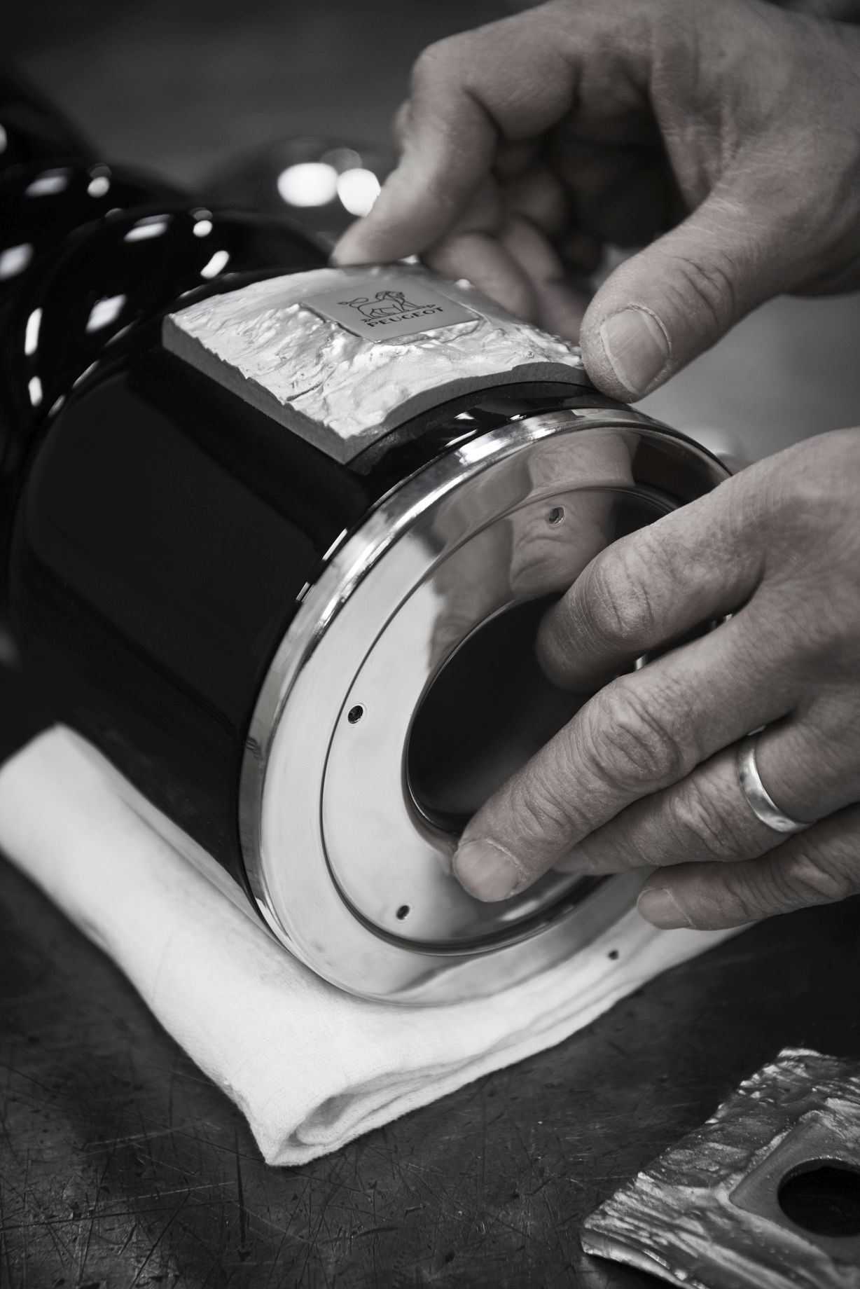 Detailaufnahme der schwarzen Peugeot Paris Prestige Pfeffermühle (110 cm) bei der Montage. Hochwertige Küchenmühle.