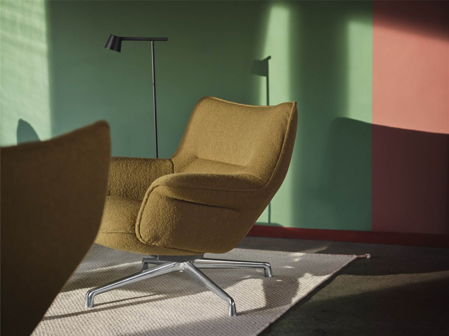 Nahaufnahme: Doze Lounge Chair von Muuto, Sessel in Senfgelb mit Drehfuß.