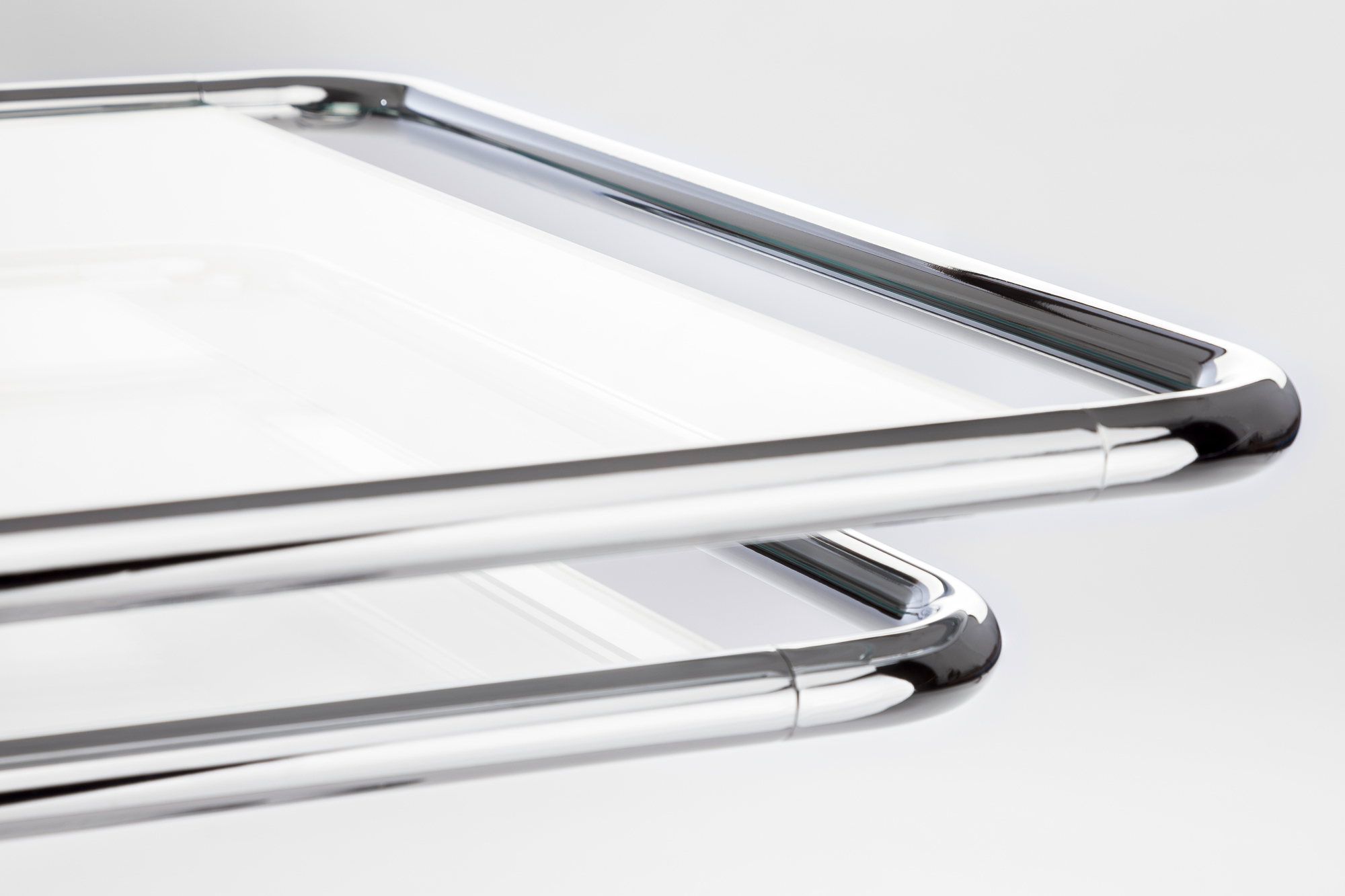 Detailaufnahme: B97 a Thonet Beistelltisch mit verchromtem Stahlrohr und Glasplatte. Modernes Design.