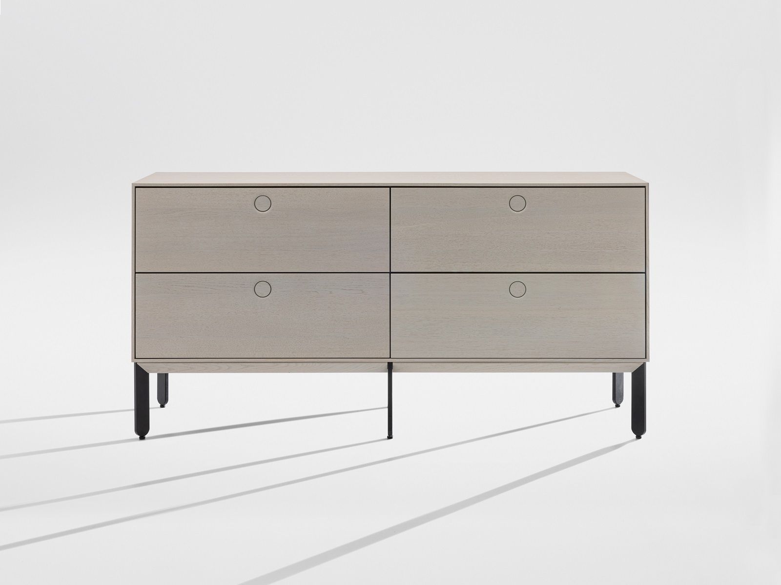 Kin Long Sideboard mit vier Schubladen in hellem Holz und schwarzen Beinen.