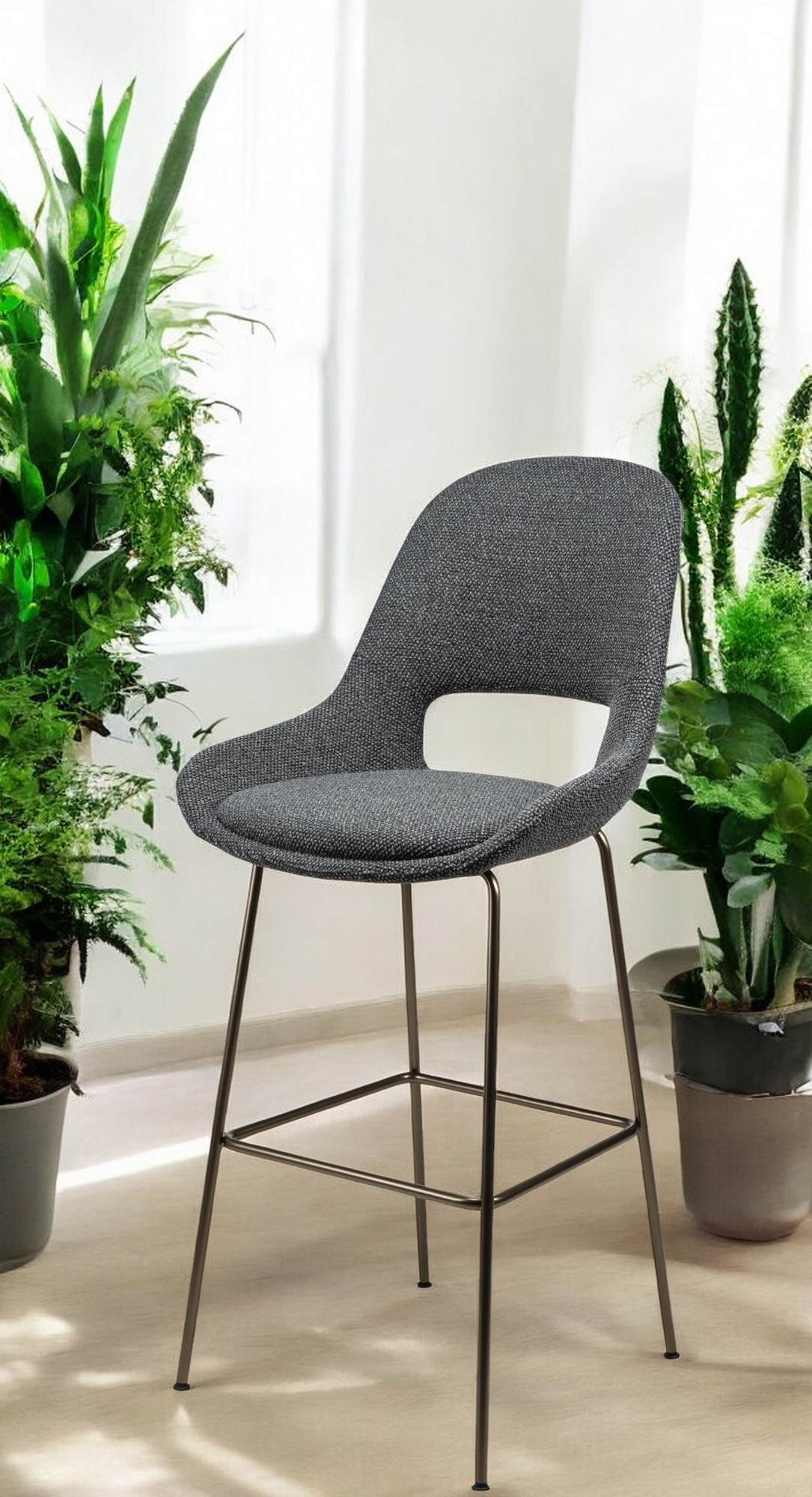 Theia Barhocker von Freifrau Manufaktur, grauer Stoffbezug, niedrige Ausführung, modernes Design für Küche und Bar.