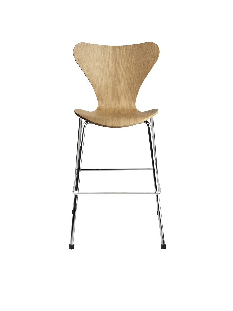 Fritz Hansen Series 7 Junior Chair Kinderhochstuhl aus Eiche natur mit Chromgestell.