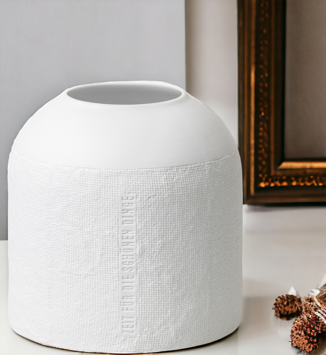 Weiße Formsprache Vase von Räder, mit Textur und Aufschrift "Zeit für die schönen Dinge".