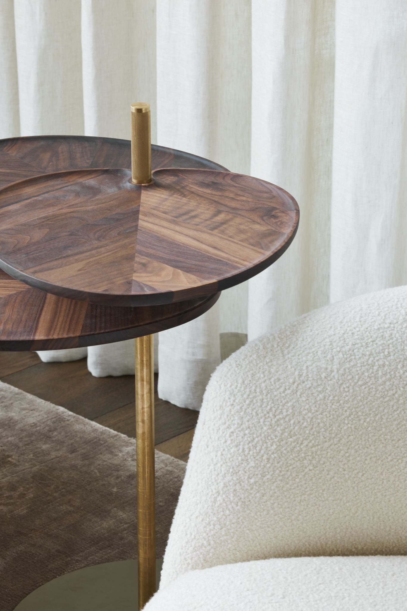 Detailaufnahme des Leaf 3 Side Table: Moderner Beistelltisch aus Holz mit goldfarbenem Gestell.