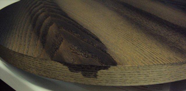 Detailaufnahme der Holzoberfläche des Overdyed Side Table Beistelltischchens. Struktur und Farbverlauf sind gut erkennbar.