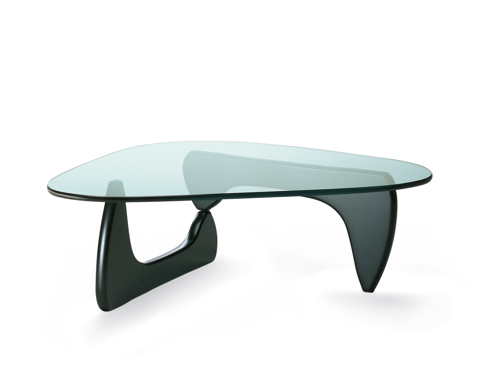 Noguchi Coffee Table: Couchtisch von Vitra mit dreieckiger Glasplatte und schwarzem Holzgestell.