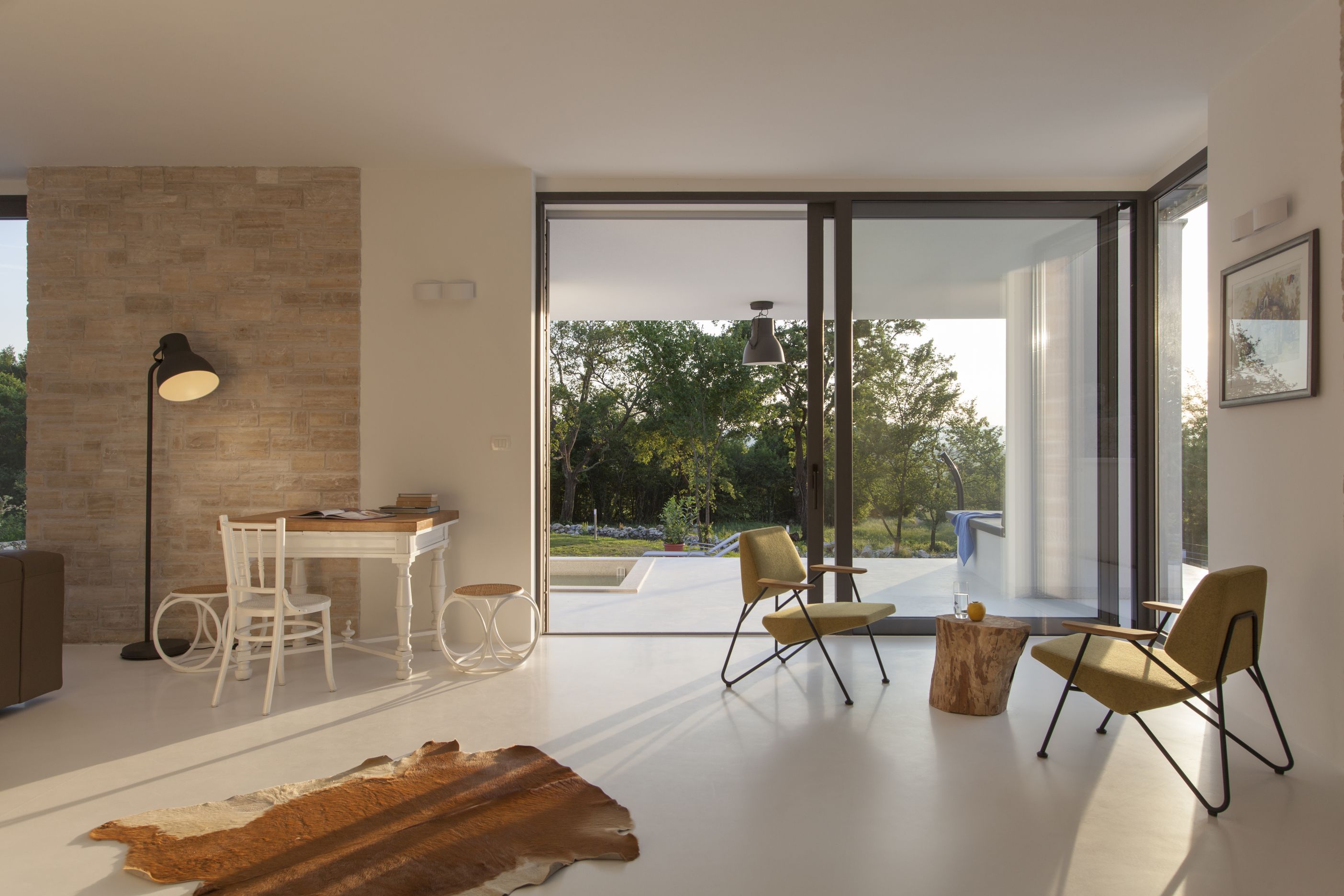 Innenraum mit zwei Prostoria Polygon Sesseln, geeignet für Indoor und Outdoor, mit Blick in den Garten.