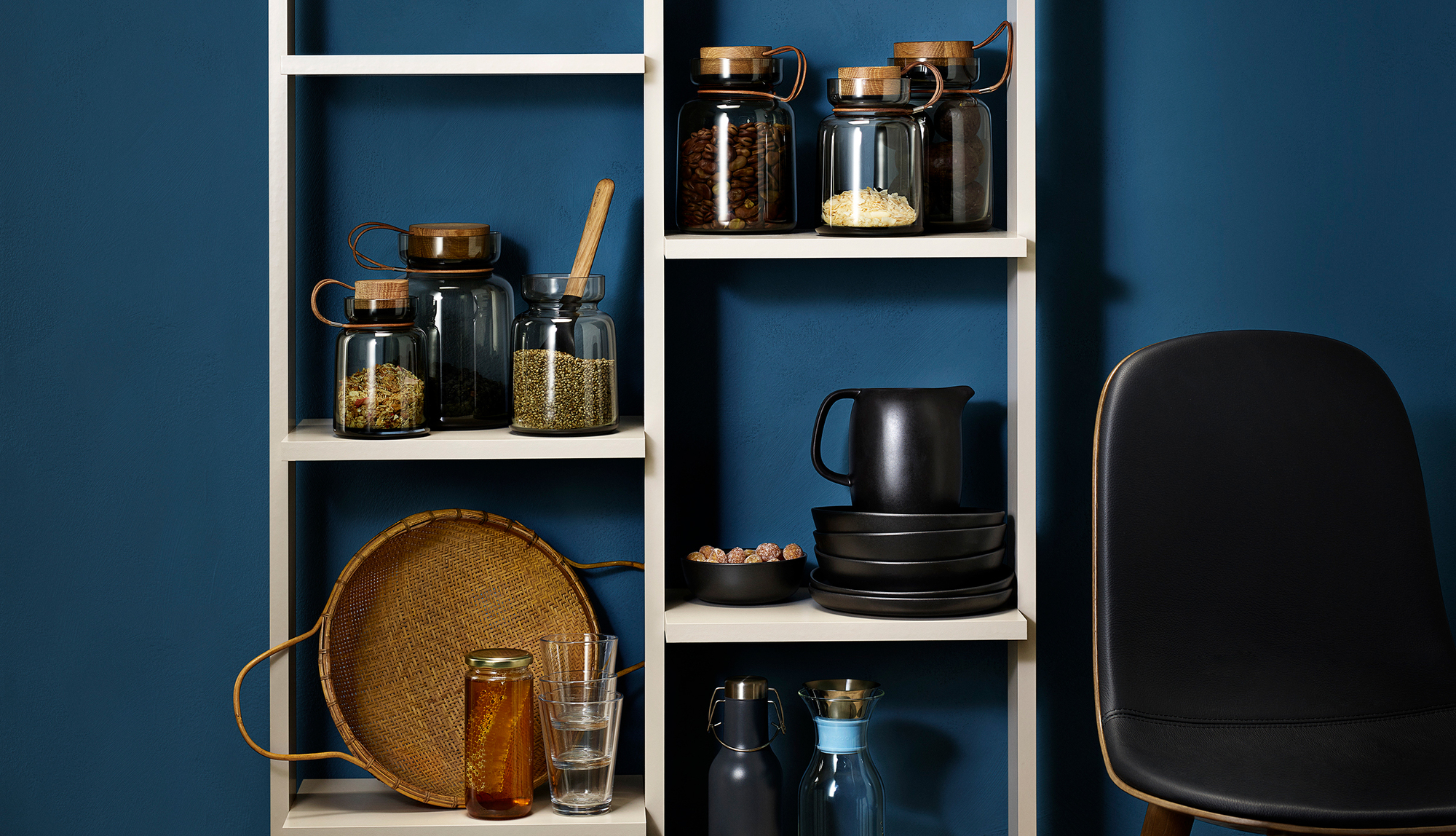 Regal mit Eva Solo Silhouette Vorratsgläsern, gefüllt mit Lebensmitteln, für stilvolle Küchenaufbewahrung.