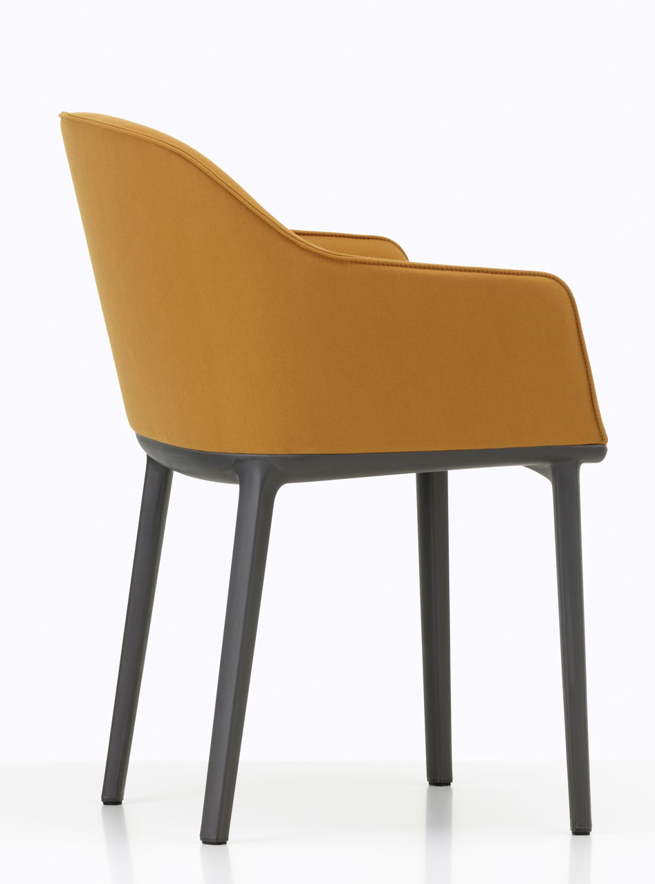 Vitra Softshell Chair mit Vierfußgestell, Stoffbezug in Senfgelb, Bürostuhl und Designklassiker.