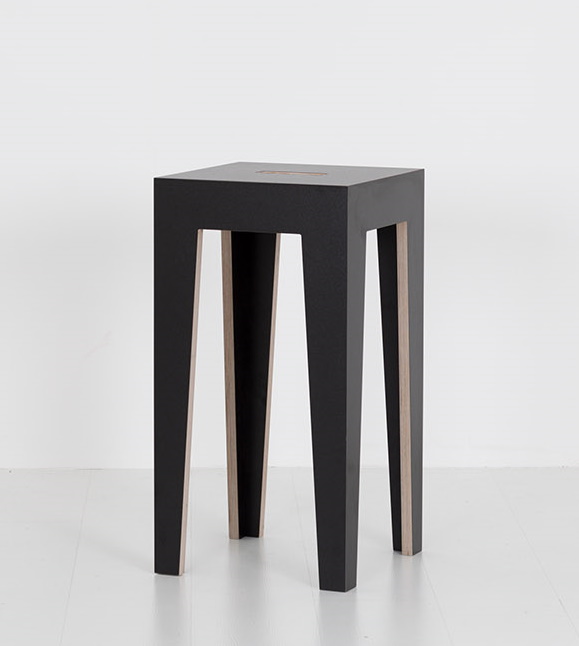 Schwarzer HUGO Barhocker mit quadratischer Sitzfläche und filigranen, zweifarbigen Beinen auf weißem Hintergrund.