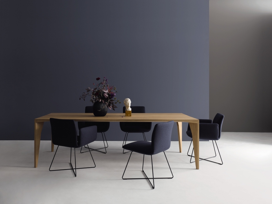 Delta Tisch von Cor mit Stühlen, Vase und Skulptur in modernem Esszimmer.