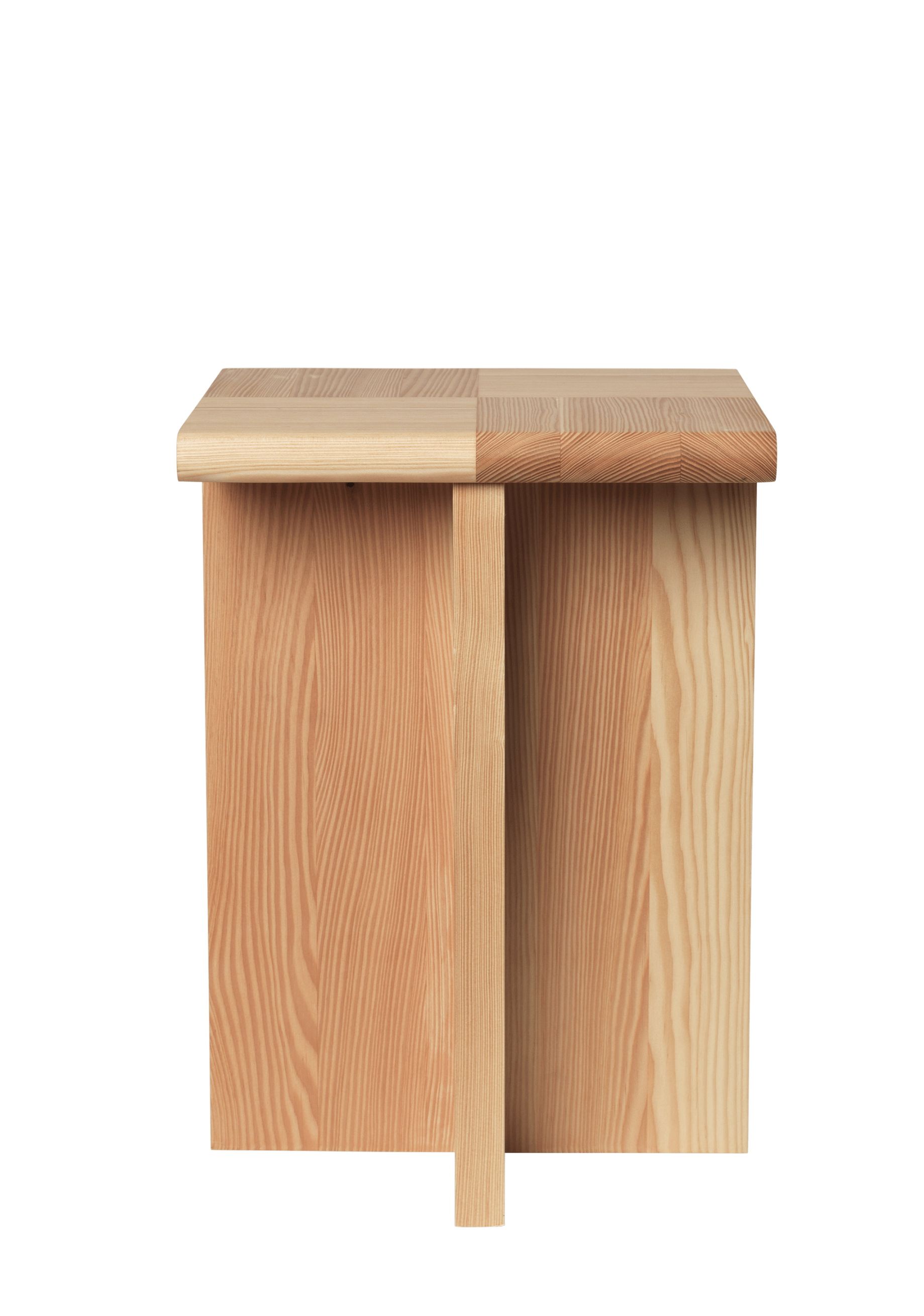 Sala Piece Beistelltisch von Ferm Living aus hellem Kiefernholz, minimalistisches Design für Wohnzimmer und Schlafzimmer.