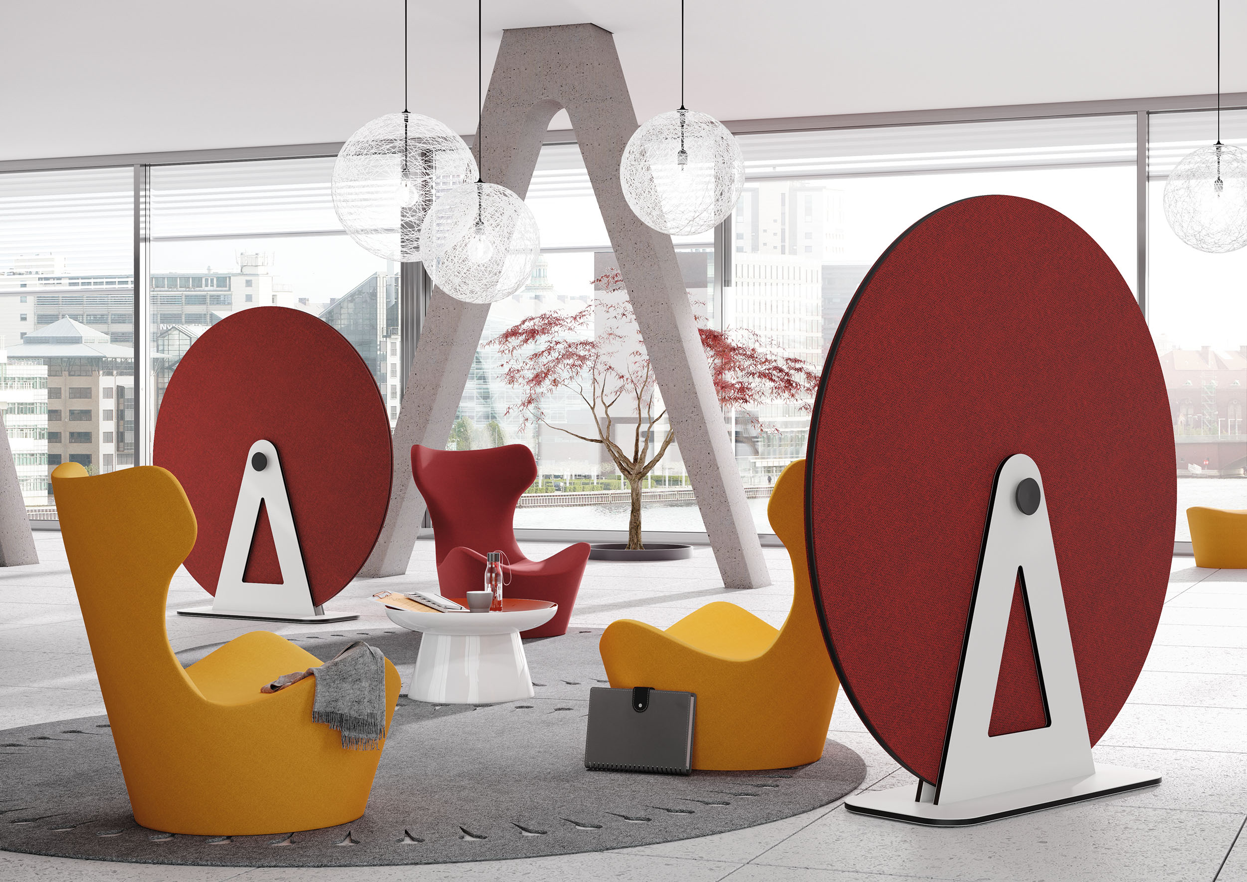 Büro-Szene mit Palmberg Terio Plus Disc Akustik-Scheiben in Rot und modernen Loungemöbeln für bessere Raumakustik.