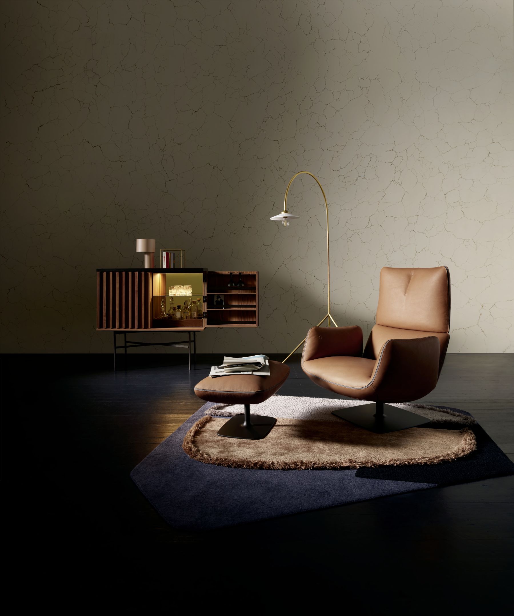 Brauner Jalis Lounge Drehsessel mit Kippmechanik und Tellerfuß von Cor im modernen Wohnzimmer.