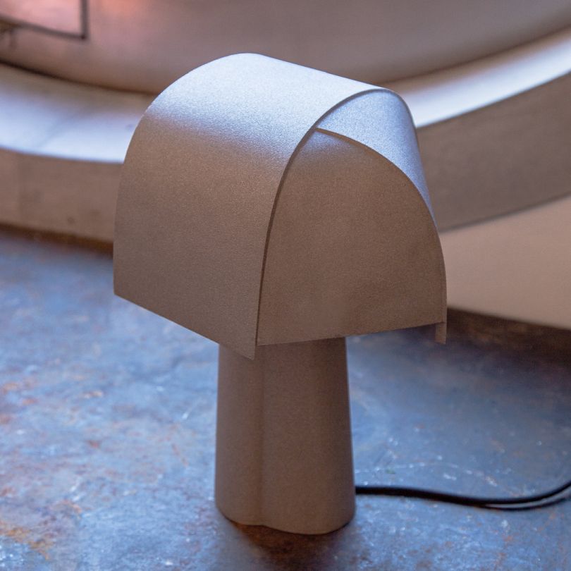 Nahaufnahme der modernen Samsa Tischleuchte von Pulpo in Beige. Design Lampe für Wohnzimmer.