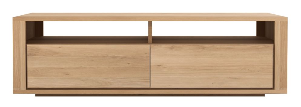 Ethnicraft Shadow TV Lowboard aus Eiche mit zwei Schubladen und offenem Fach.