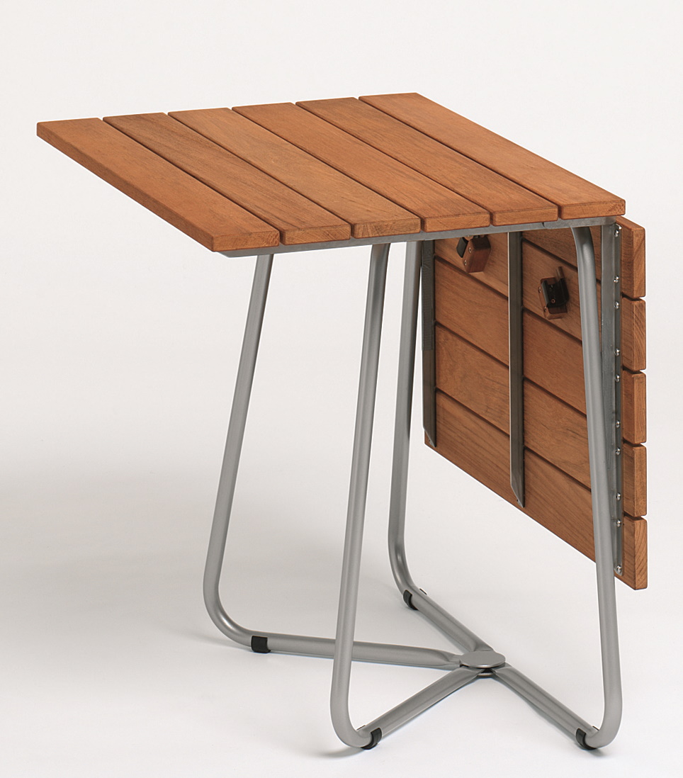 Weishäupl Balcony Klapptisch mit Teak-Tischplatte und Edelstahlgestell, platzsparend zusammengeklappt.
