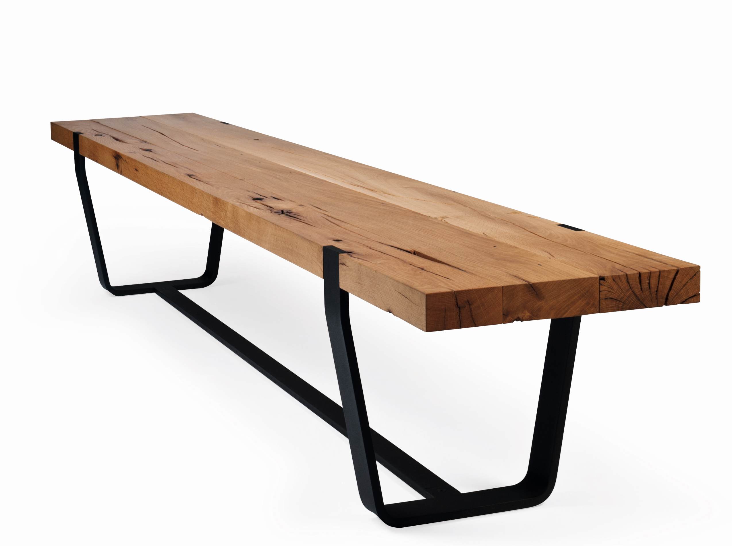BB 12 Clamp Bank von Janua: Moderne Eichenbank mit schwarzem Stahlgestell für Esszimmer und Wohnbereich.