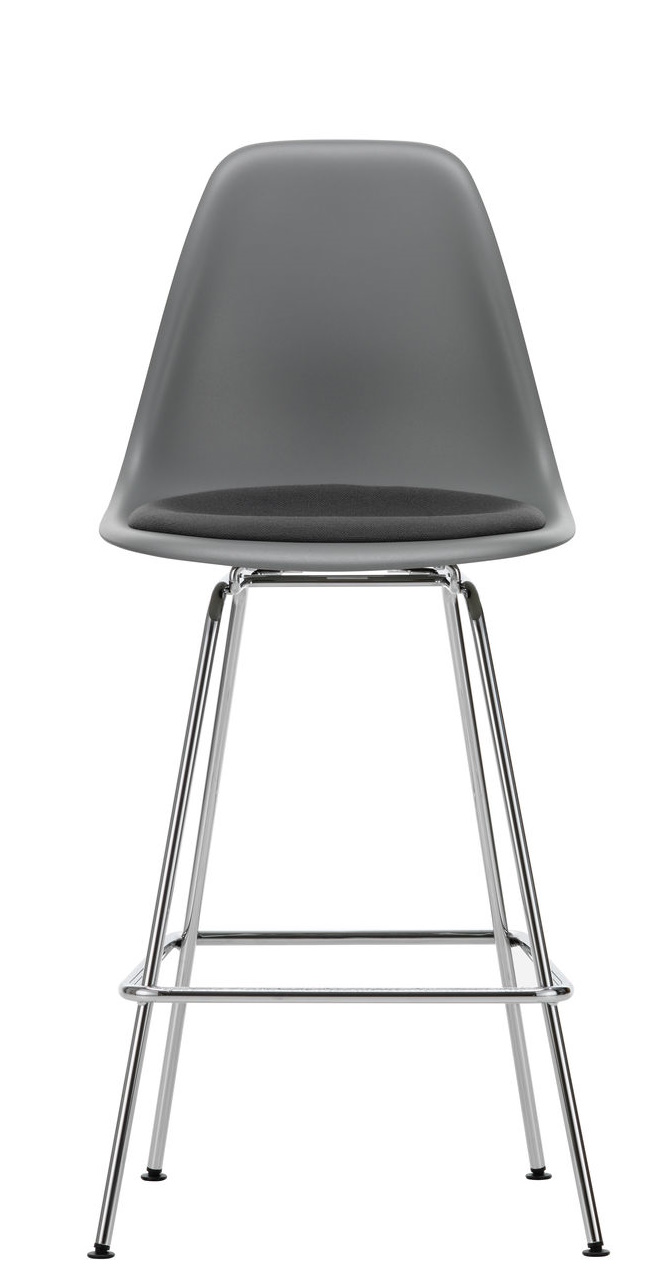 Grauer Eames Plastic Bar Stool Barhocker von Vitra mit Sitzpolster und Chromgestell.