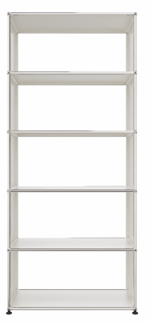 USM Haller Regal in Reinweiß mit fünf Fächern und verchromten Verbindungsrohren, freistehend.