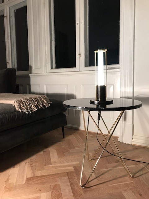 Eleganter Ox Denmarq Beistelltisch Mini O mit Marmorplatte und goldenem Gestell im Wohnzimmer.