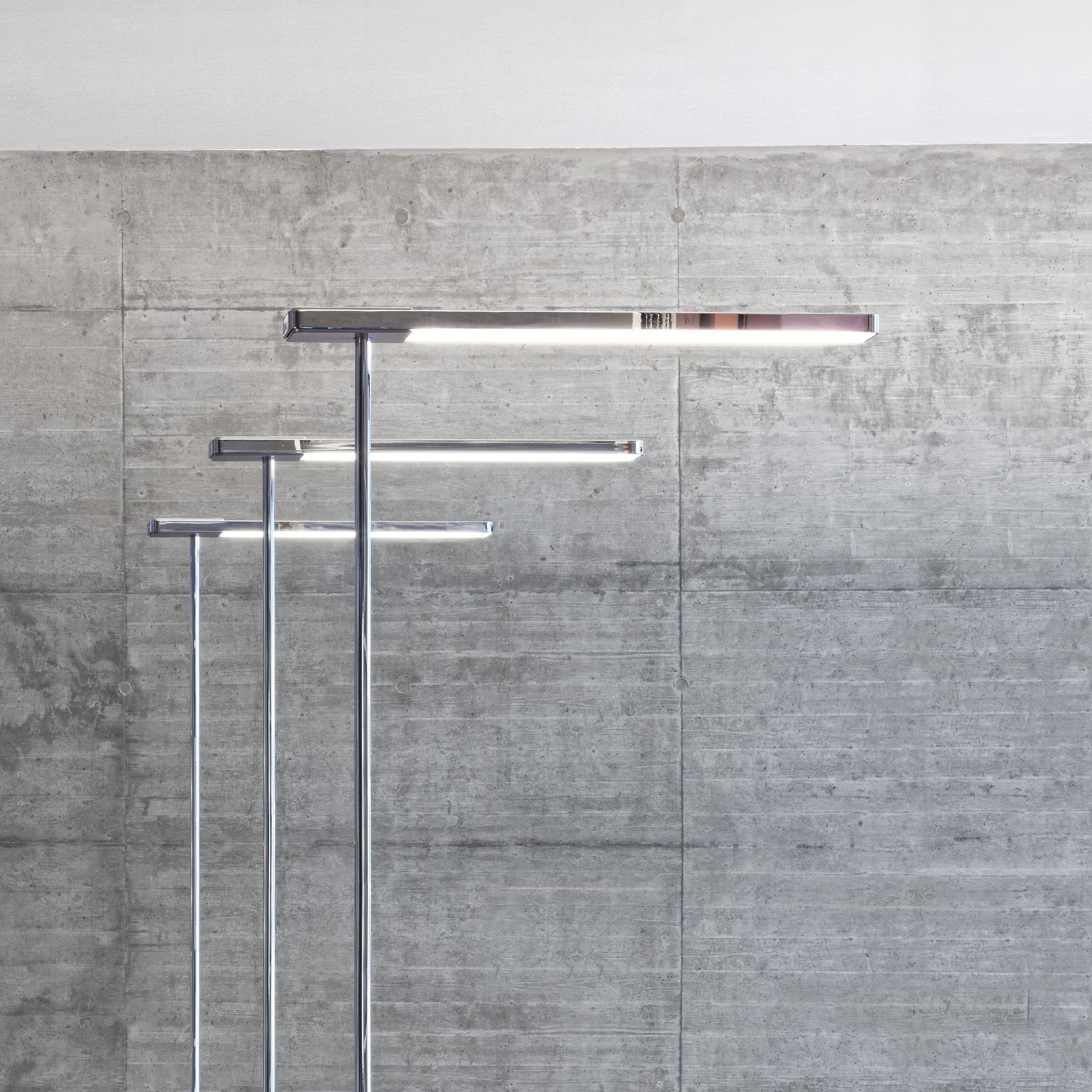 Slice² Stehleuchte von Serien Lighting in Silber: Moderne LED-Stehlampe mit integriertem Licht.