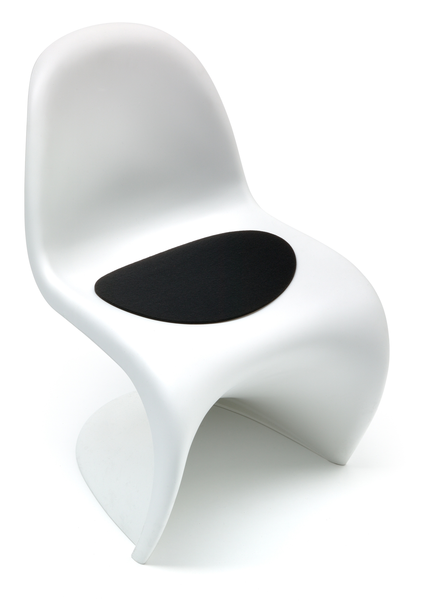 Weißer Panton Chair mit schwarzer Filz Sitzauflage von Hey Sign für bequemes Sitzen.