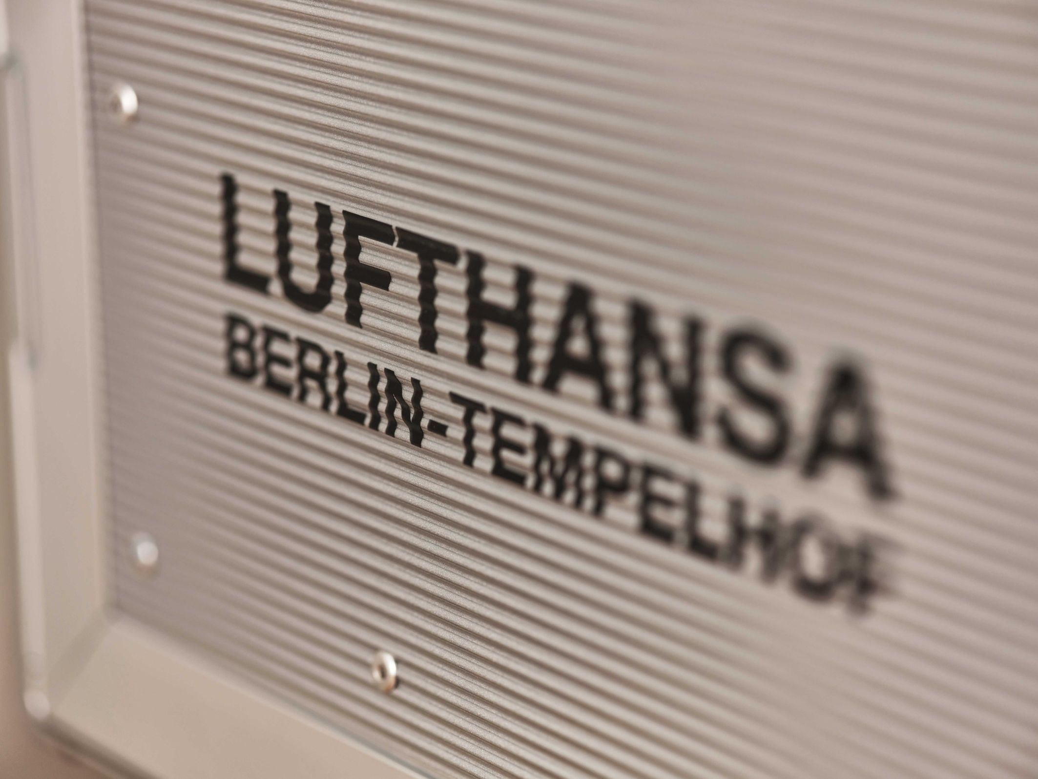 Detailaufnahme: Lufthansa Bordbar im Flugzeugtrolley-Design mit "Berlin-Tempelhof" Schriftzug. Ideal als Bar oder Möbelstück.