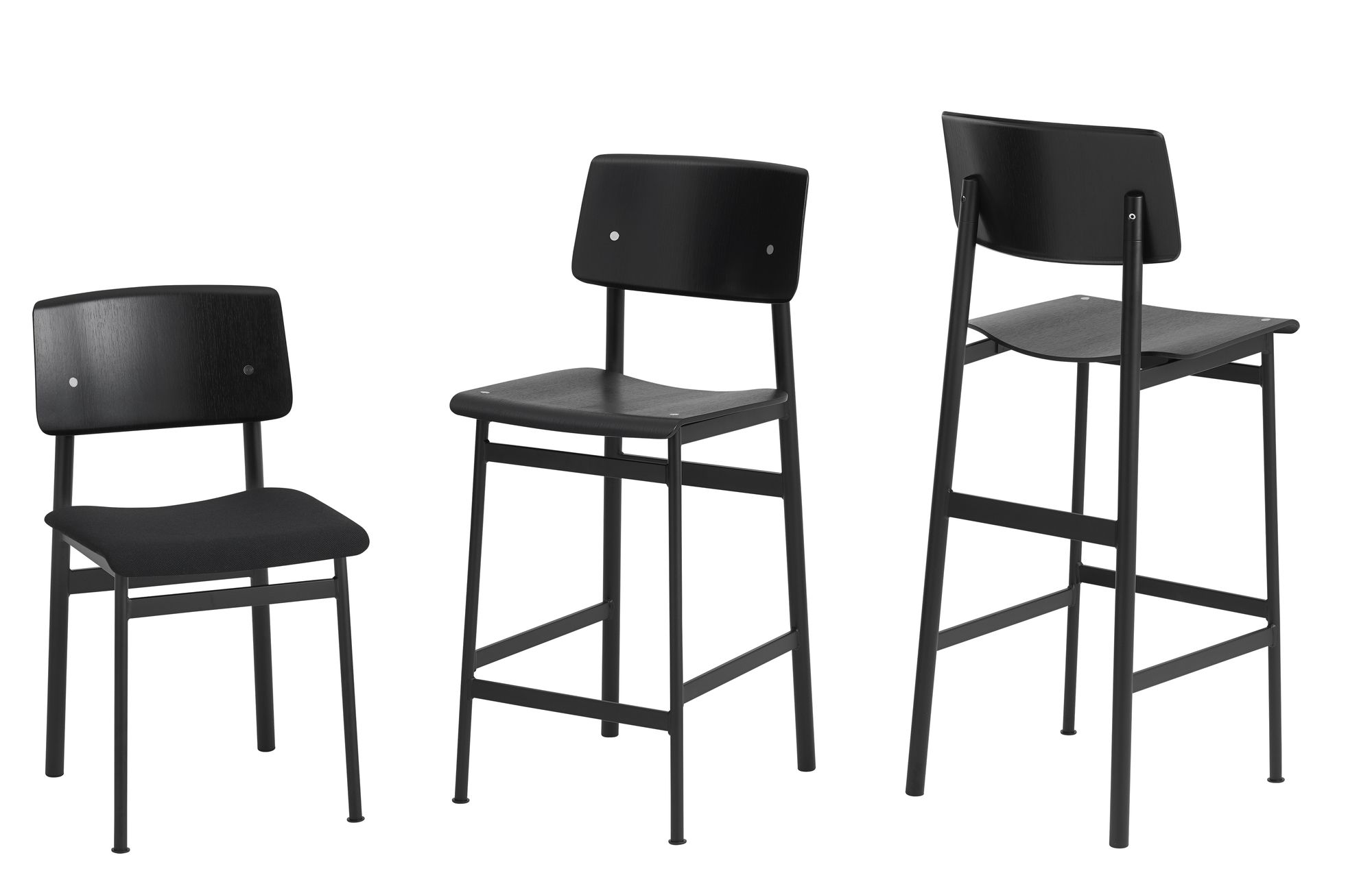 Drei Ansichten des Loft Counter Stool Barhockers von Muuto, schwarz, H 65 cm, für Küche und Bar.