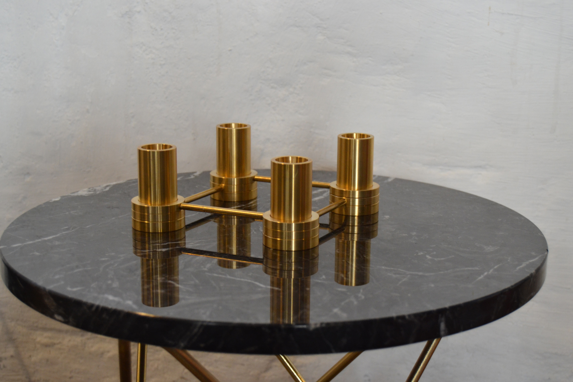 Eleganter, runder Marmor Beistelltisch von Ox Denmarq, Modell Tall Mini O, mit goldenem Gestell.