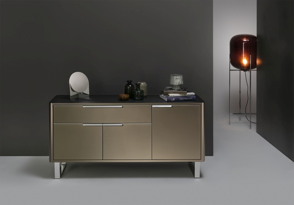 New Classic Line S50 Sideboard in Midbronze von Müller Möbelfabrikation. Modernes Sideboard mit Schubladen und Türen.