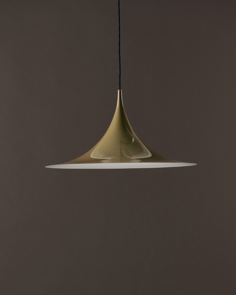Semi Pendelleuchte (Ø 30 cm) in glänzendem Fenchelsamen-Grün von Gubi. Moderne Hängeleuchte für Wohnraum.