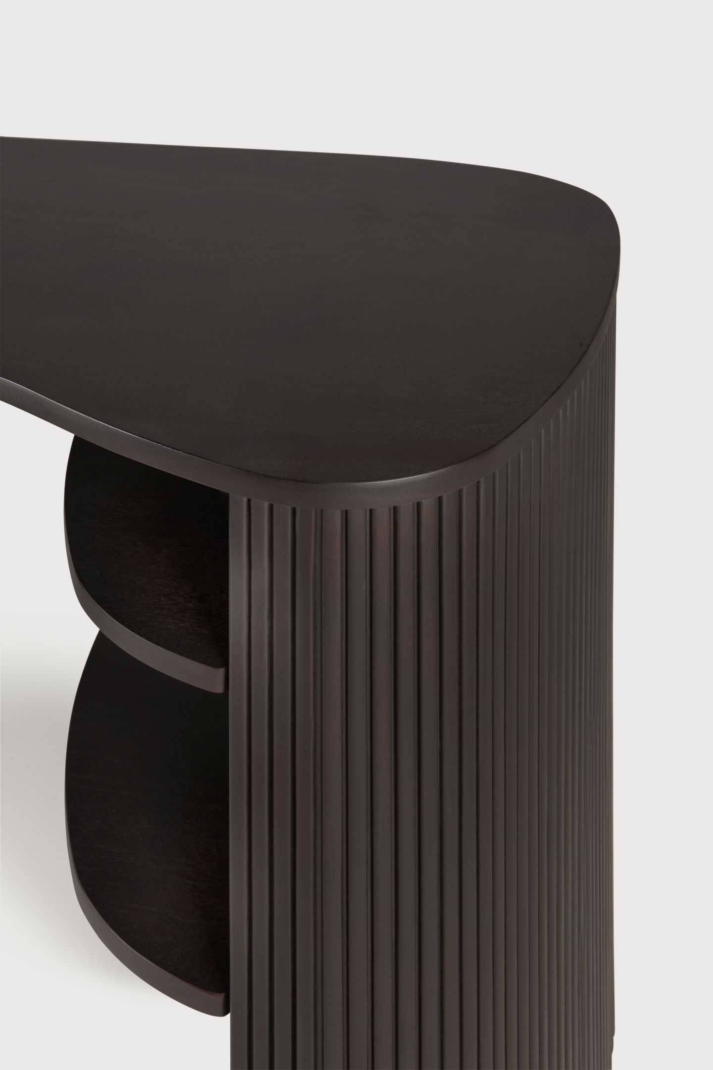 Detailansicht des Ethnicraft Roller Schreibtischs aus dunklem, geriffeltem Holz mit zwei Ablagefächern.