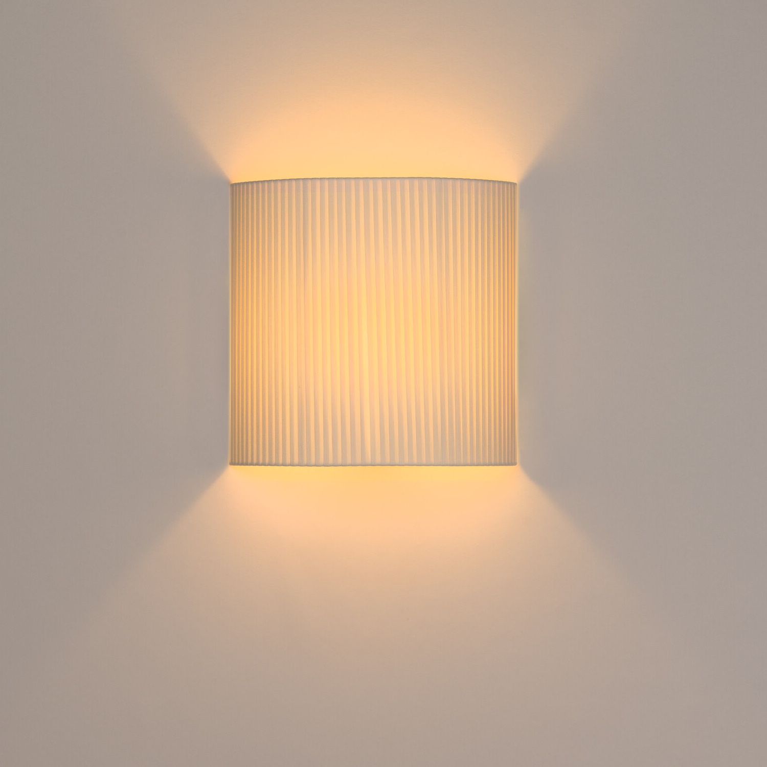 Comodín cuadrado Wandleuchte: Quadratische Lampe mit geripptem Schirm und warmem Lichtschein.