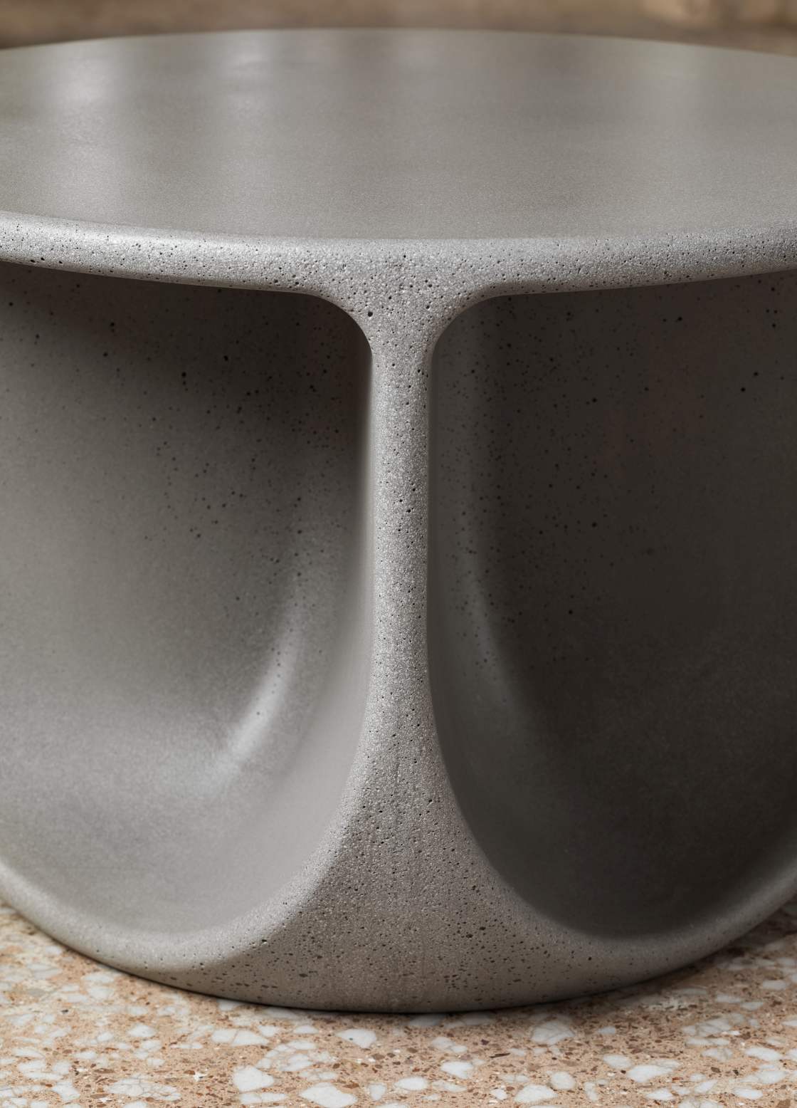 Detailaufnahme des runden Pinto Couchtisches von Miniforms in Stracciatella-Optik. Moderner Beistelltisch aus Beton.
