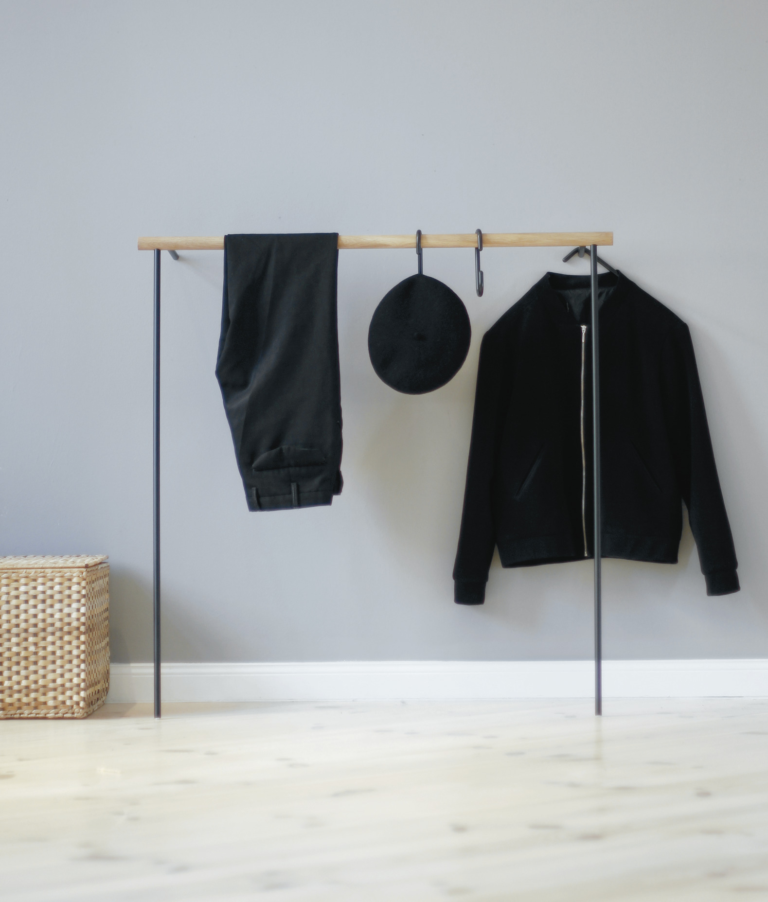 Little Leanon II Stummer Diener von Roomsafari in Weiß mit Kleidung und Korb.