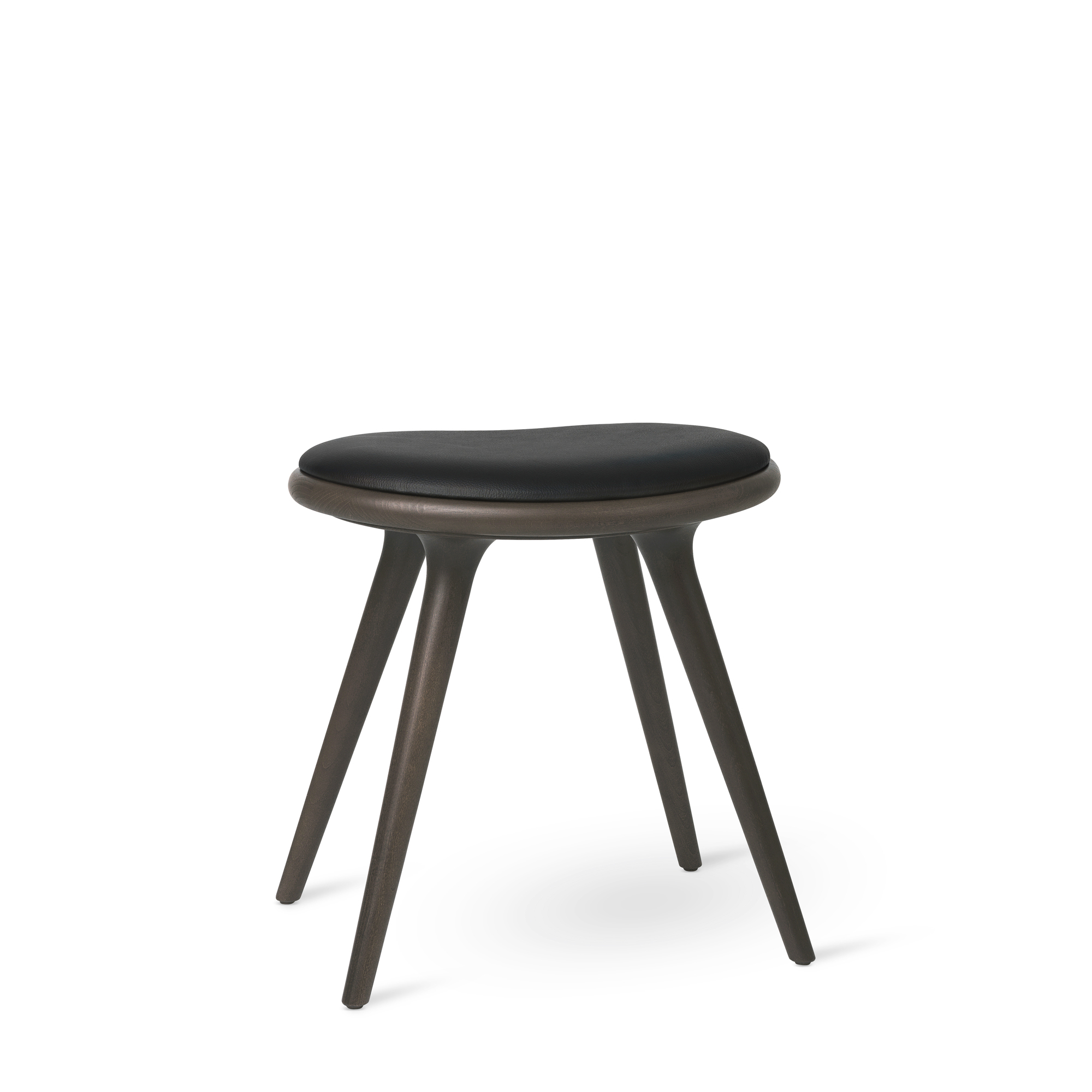 Sirka Hocker aus grau gefärbter Buche mit schwarzem Sitzpolster. Moderner Barhocker für Küche und Bar.